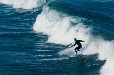 surfeur sur les vagues