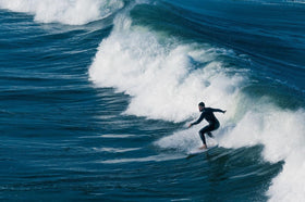 surfeur sur les vagues