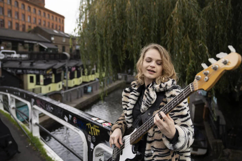 Avez-vous envisagé d'utiliser une batterie externe solaire verte pour le Busking ?