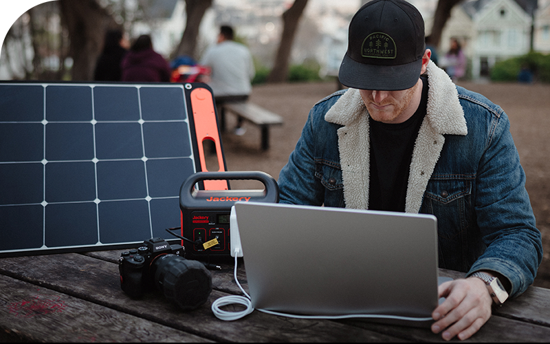 Un homme travaille en plein air, alimenté par un générateur solaire Jackery
