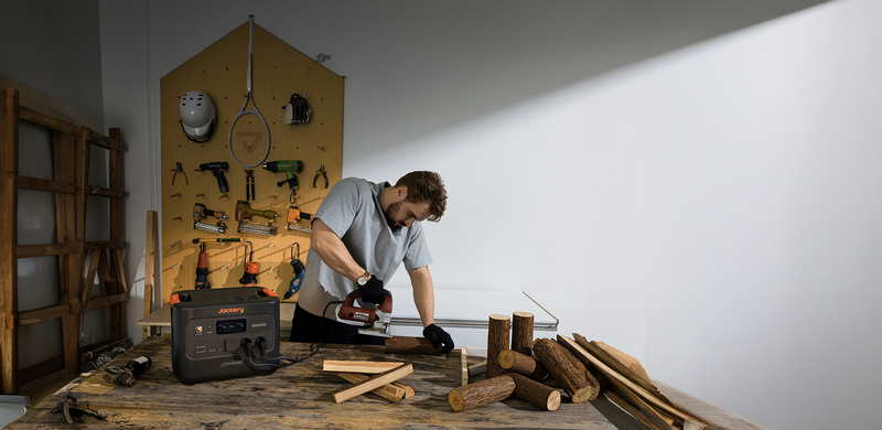 Jackery : Station d'énergie pour scie électrique en atelier