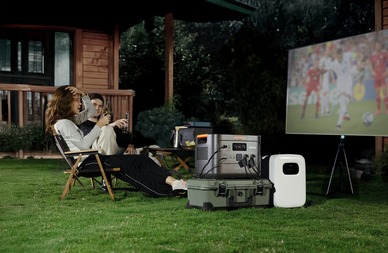 Camping avec Jackery : projection de match football
